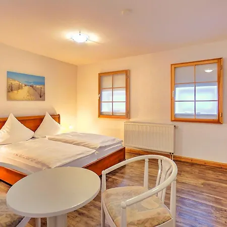 瓦尔内明德度假公寓 *