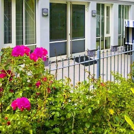 瓦尔内明德度假公寓 *