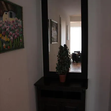 瓦尔内明德度假公寓 *