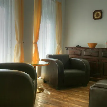 瓦尔内明德度假公寓 *